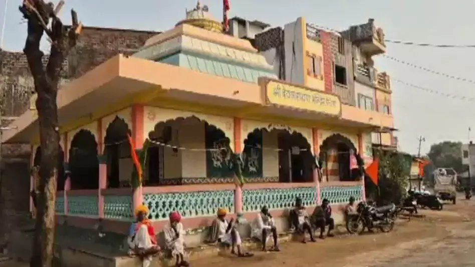 प्रेम विवाह के खिलाफ गांव वाले, परिवार से बहिष्कार करने का निर्णय प्रेम विवाह के खिलाफ गांव वाले, परिवार से बहिष्कार करने का निर्णय