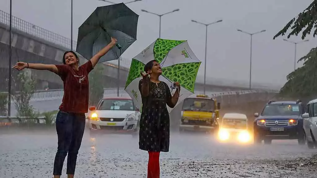 Tamil Nadu : 6 दिनों तक हल्की बारिश की संभावना है Tamil Nadu : 6 दिनों तक हल्की बारिश की संभावना है