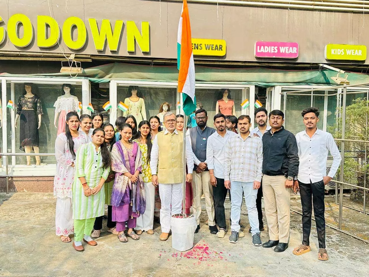 जनता से रिश्ता दफ्तर में मनाया गया 77वां गणतंत्र दिवस जनता से रिश्ता दफ्तर में मनाया गया 77वां गणतंत्र दिवस