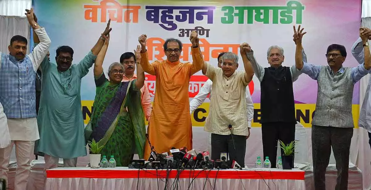 चंद्रपुर नगर निगम में शिवसेना UBT और वंचित बहुजन अघाड़ी किंगमेकर के रूप में उभरे है चंद्रपुर नगर निगम में शिवसेना UBT और वंचित बहुजन अघाड़ी किंगमेकर के रूप में उभरे है