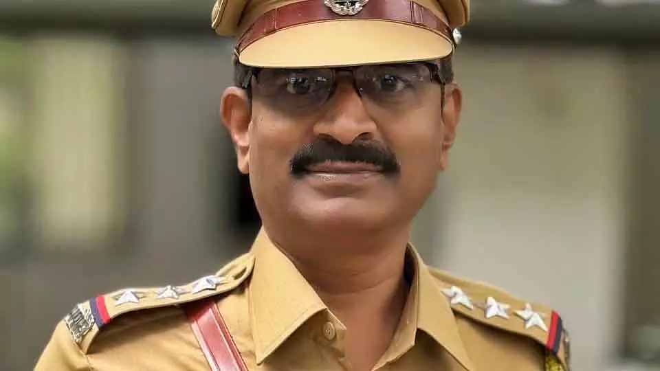 पुणे ग्रामीण LCB इंस्पेक्टर अविनाश शिलीमकर को विशिष्ट सेवा के लिए राष्ट्रपति पदक से सम्मानित किया पुणे ग्रामीण LCB इंस्पेक्टर अविनाश शिलीमकर को विशिष्ट सेवा के लिए राष्ट्रपति पदक से सम्मानित किया