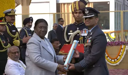 राष्ट्रपति द्रौपदी मुर्मु ने कर्तव्य पथ पर ग्रुप कैप्टन शुभांशु शुक्ला को किया अशोक चक्र से सम्मानित राष्ट्रपति द्रौपदी मुर्मु ने कर्तव्य पथ पर ग्रुप कैप्टन शुभांशु शुक्ला को किया अशोक चक्र से सम्मानित