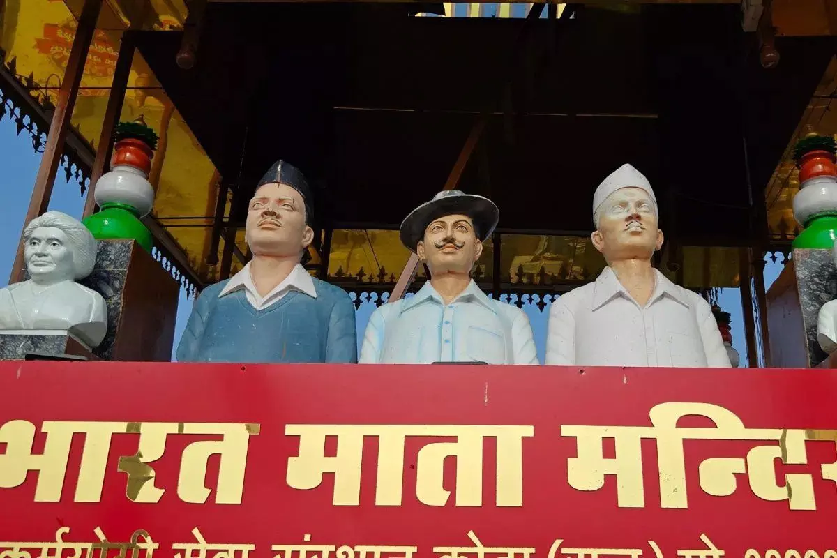 Kota: पीएम मोदी, गहलोत और अमिताभ की मूर्तियां एक ही मंदिर में Kota: पीएम मोदी, गहलोत और अमिताभ की मूर्तियां एक ही मंदिर में