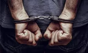 Farrukhabad: नशीला पदार्थ देकर लूट करने वाला पकड़ा गया Farrukhabad: नशीला पदार्थ देकर लूट करने वाला पकड़ा गया