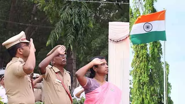 Republic Day : पुदुकोट्टई में कलेक्टर अरुणा ने झंडा फहराया Republic Day : पुदुकोट्टई में कलेक्टर अरुणा ने झंडा फहराया