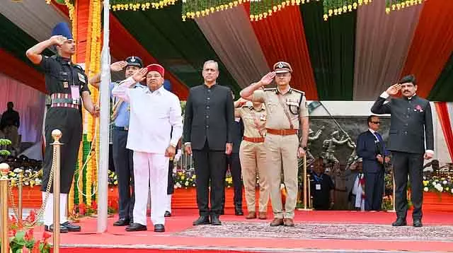 राज्य में 77वें गणतंत्र दिवस समारोह; Governor थावर चंद गहलोत ने झंडा फहराया, परेड शुरू हुई राज्य में 77वें गणतंत्र दिवस समारोह; Governor थावर चंद गहलोत ने झंडा फहराया, परेड शुरू हुई