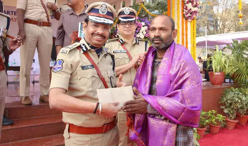 नामपल्ली में आग से बचाव के दौरान बहादुरी के लिए अफजलगंज के व्यक्ति को सम्मानित किया नामपल्ली में आग से बचाव के दौरान बहादुरी के लिए अफजलगंज के व्यक्ति को सम्मानित किया