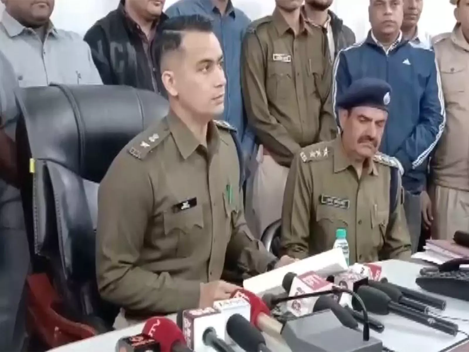 Nagaur Police ने 10,000 किलोग्राम अमोनियम नाइट्रेट जब्त किया, एक व्यक्ति गिरफ्तार Nagaur Police ने 10,000 किलोग्राम अमोनियम नाइट्रेट जब्त किया, एक व्यक्ति गिरफ्तार