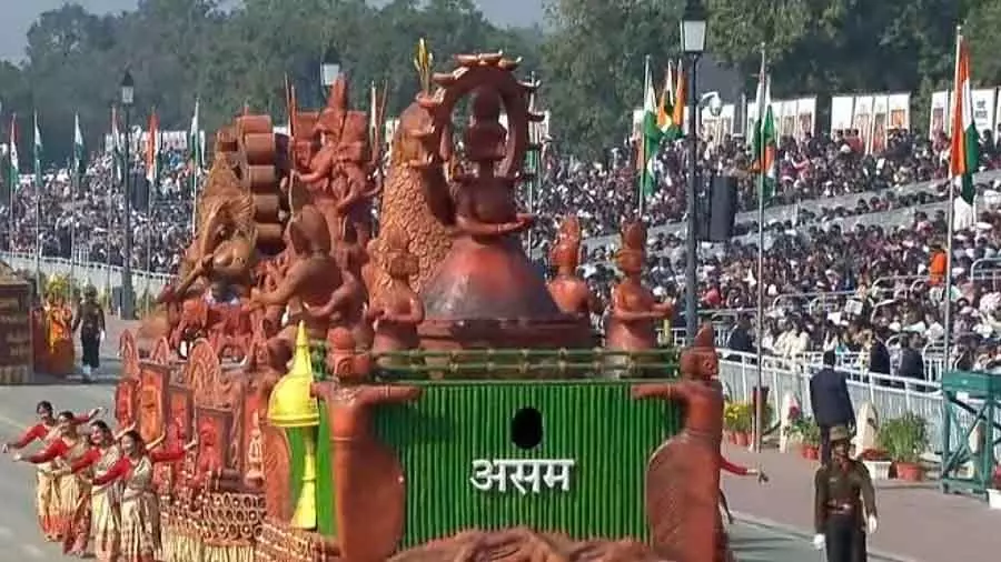 गणतंत्र दिवस परेड में Assam की झांकी में अशारिकांडी टेराकोटा शिल्प परंपरा को दिखाया गया गणतंत्र दिवस परेड में Assam की झांकी में अशारिकांडी टेराकोटा शिल्प परंपरा को दिखाया गया
