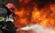 Jammu-Kashmir: भीषण आग से मदरसा जलकर खाक, भारी नुकसान Jammu-Kashmir: भीषण आग से मदरसा जलकर खाक, भारी नुकसान