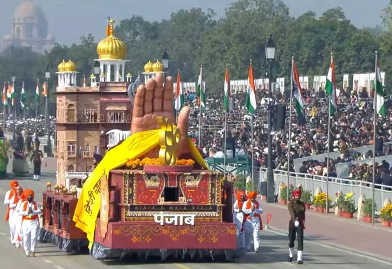 गणतंत्र दिवस परेड, Punjab की झांकी में गुरु तेग बहादुर की शहादत के 350 साल पूरे होने को याद किया गया गणतंत्र दिवस परेड, Punjab की झांकी में गुरु तेग बहादुर की शहादत के 350 साल पूरे होने को याद किया गया