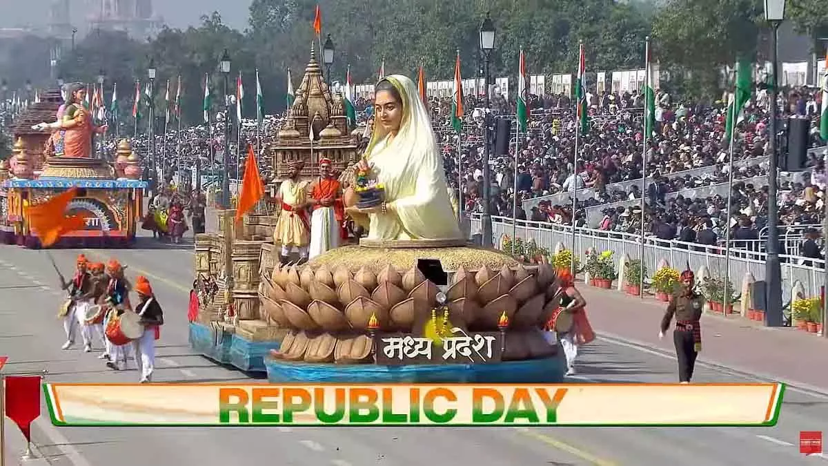 MP की झांकी में देवी अहिल्याबाई होल्कर के सतर्क शासन, आध्यात्मिक शक्ति और महिला सशक्तिकरण के विचारों को दिखाया गया MP की झांकी में देवी अहिल्याबाई होल्कर के सतर्क शासन, आध्यात्मिक शक्ति और महिला सशक्तिकरण के विचारों को दिखाया गया