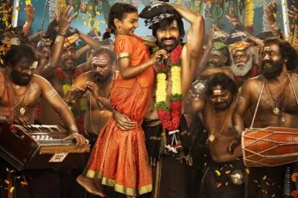 Irumudi First Look: रवि तेजा बिल्कुल नए अवतार में Irumudi First Look: रवि तेजा बिल्कुल नए अवतार में