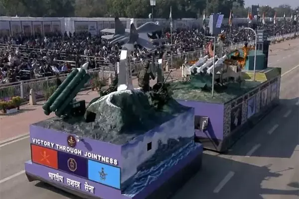 Op Sindoor को 77वें गणतंत्र दिवस परेड में तीनों सेनाओं की झांकी में दिखाया गया Op Sindoor को 77वें गणतंत्र दिवस परेड में तीनों सेनाओं की झांकी में दिखाया गया