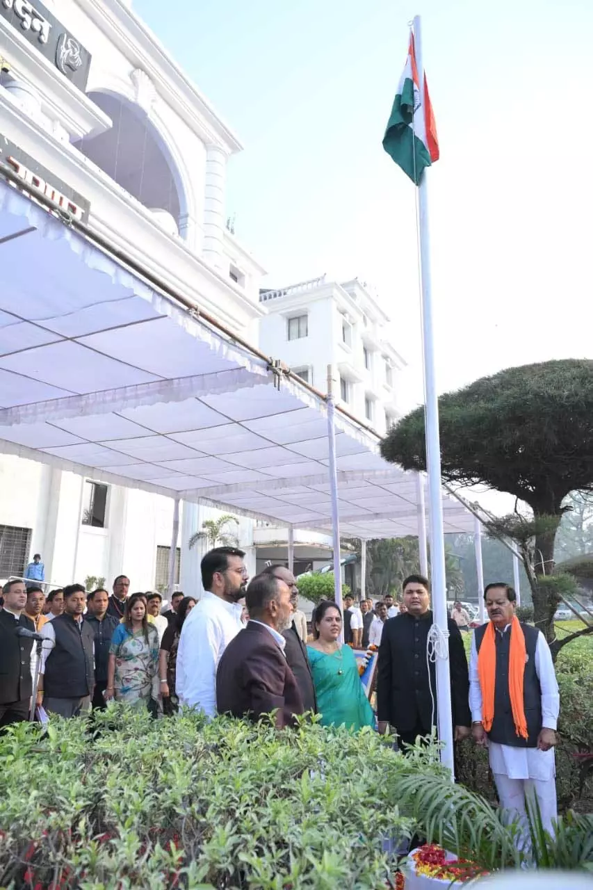 मेयर मीनल चौबे ने रायपुर नगर निगम मुख्यालय में फहराया तिरंगा मेयर मीनल चौबे ने रायपुर नगर निगम मुख्यालय में फहराया तिरंगा