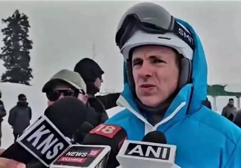 CM ने गुलमर्ग में पर्यटकों के साथ स्कीइंग की, नेटिज़न्स की मिली-जुली प्रतिक्रियाएँ CM ने गुलमर्ग में पर्यटकों के साथ स्कीइंग की, नेटिज़न्स की मिली-जुली प्रतिक्रियाएँ