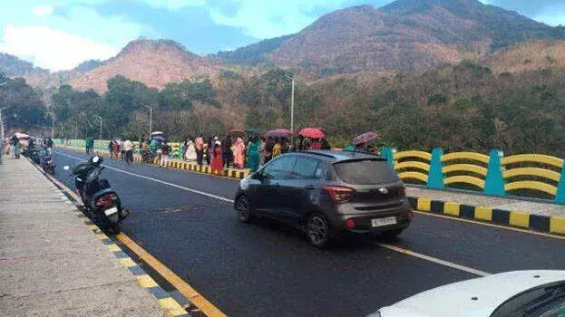 kerala: नया पुल बना टूरिस्ट हॉटस्पॉट, उद्घाटन से पहले ही भारी भीड़ kerala: नया पुल बना टूरिस्ट हॉटस्पॉट, उद्घाटन से पहले ही भारी भीड़