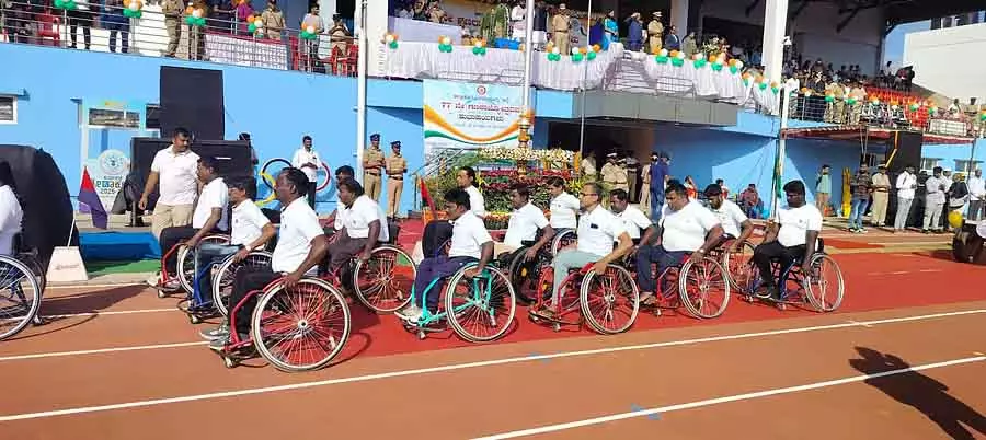 Republic Day : दिव्यांग लोगों के मार्च ने ध्यान खींचा; परमेश्वर ने झंडा फहराया Republic Day : दिव्यांग लोगों के मार्च ने ध्यान खींचा; परमेश्वर ने झंडा फहराया