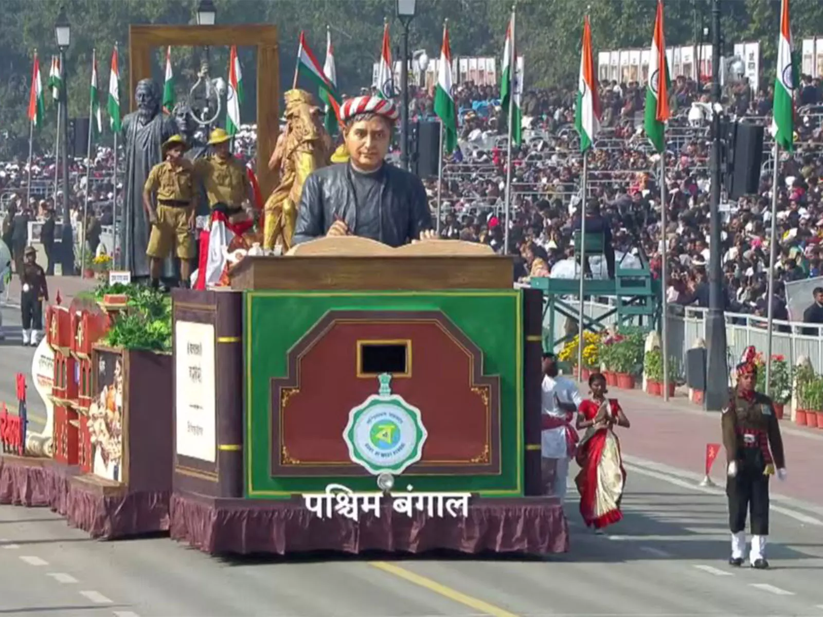 West Bengal झांकी में वंदे मातरम के 150 साल और बंकिम चंद्र चट्टोपाध्याय को श्रद्धांजलि West Bengal झांकी में वंदे मातरम के 150 साल और बंकिम चंद्र चट्टोपाध्याय को श्रद्धांजलि
