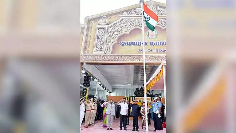 CHENNAI: राज्यपाल ने राष्ट्रीय ध्वज फहराया, चार लोगों को वीरता के लिए अन्ना मेडल मिले CHENNAI: राज्यपाल ने राष्ट्रीय ध्वज फहराया, चार लोगों को वीरता के लिए अन्ना मेडल मिले