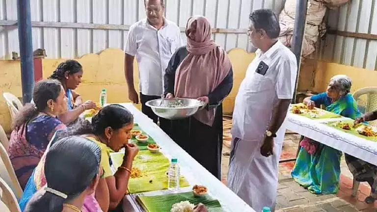 Thanjavur: मुस्लिम जोड़े ने वीरमकालियम्मन मंदिर में शानदार दावत का आयोजन किया Thanjavur: मुस्लिम जोड़े ने वीरमकालियम्मन मंदिर में शानदार दावत का आयोजन किया