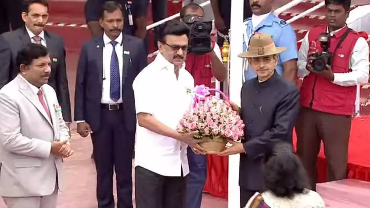 Tamil Nadu में गणतंत्र दिवस मनाया जा रहा है, गवर्नर आरएन रवि ने चेन्नई में झंडा फहराया Tamil Nadu में गणतंत्र दिवस मनाया जा रहा है, गवर्नर आरएन रवि ने चेन्नई में झंडा फहराया