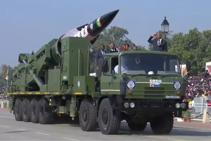 R-Day: DRDO ने लॉन्ग रेंज एंटी-शिप हाइपरसोनिक मिसाइल का अनावरण किया R-Day: DRDO ने लॉन्ग रेंज एंटी-शिप हाइपरसोनिक मिसाइल का अनावरण किया