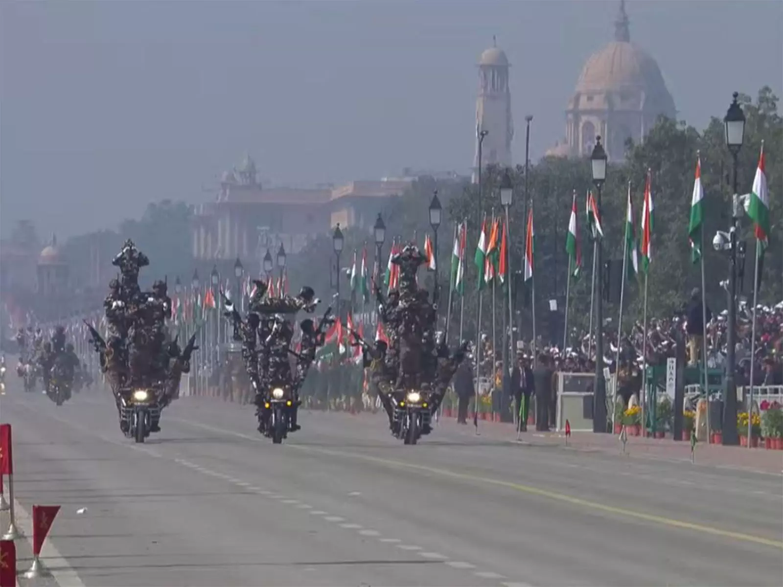 गणतंत्र दिवस 2026: CRPF और SSB के मोटरसाइकिल चालकों ने कर्तव्य पथ पर अपने कौशल का प्रदर्शन किया गणतंत्र दिवस 2026: CRPF और SSB के मोटरसाइकिल चालकों ने कर्तव्य पथ पर अपने कौशल का प्रदर्शन किया