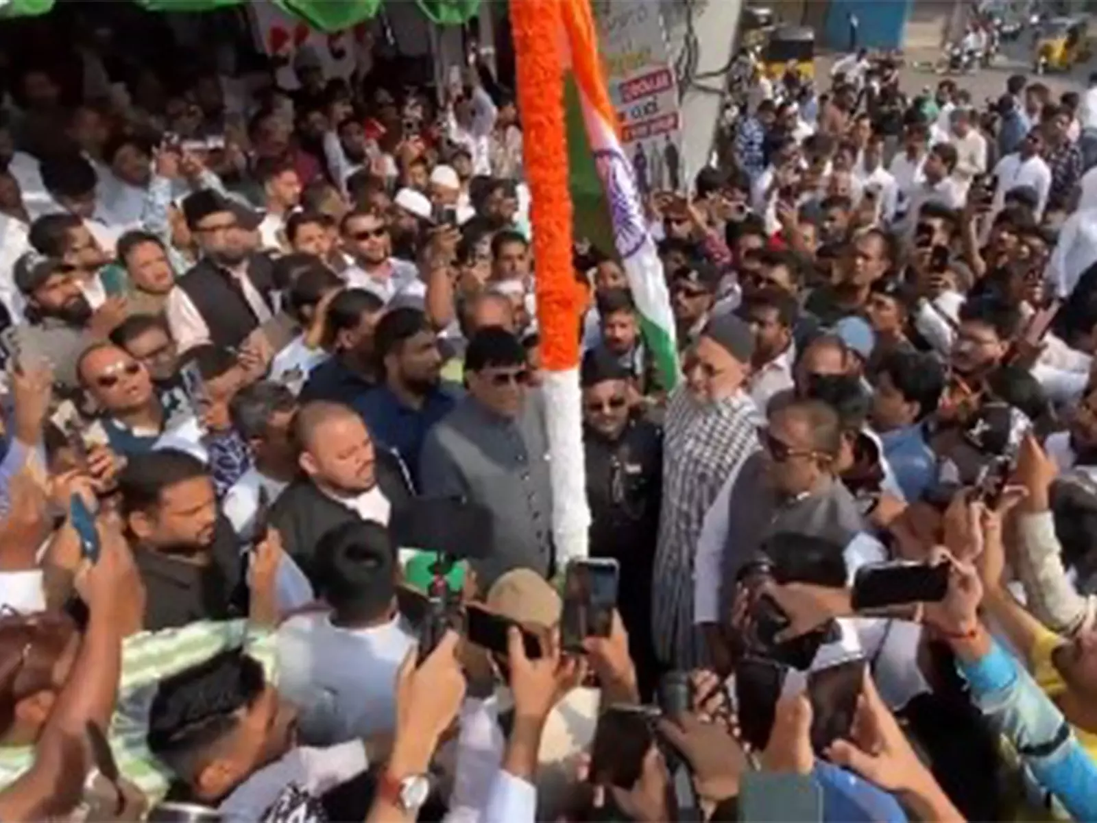 AIMIM प्रमुख असदुद्दीन ओवैसी ने गणतंत्र दिवस के 77वें दिन राष्ट्रीय ध्वज फहराया AIMIM प्रमुख असदुद्दीन ओवैसी ने गणतंत्र दिवस के 77वें दिन राष्ट्रीय ध्वज फहराया