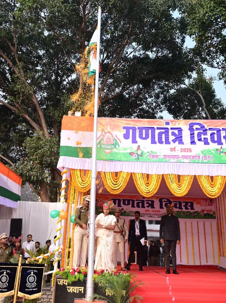 मंत्री लक्ष्मी राजवाड़े ने बलरामपुर में किया ध्वजारोहण मंत्री लक्ष्मी राजवाड़े ने बलरामपुर में किया ध्वजारोहण
