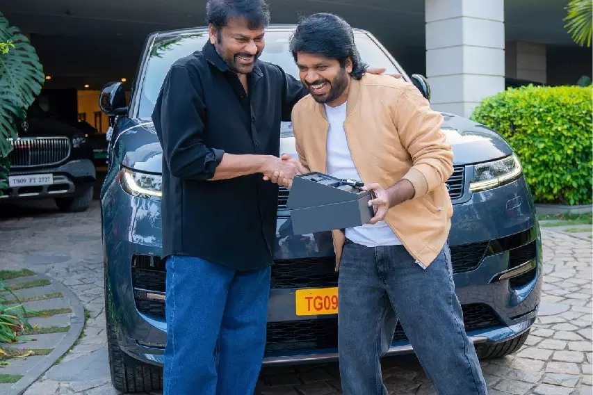 Chiranjeevi ने निर्देशक अनिल रविपुडी को नई कार दी Chiranjeevi ने निर्देशक अनिल रविपुडी को नई कार दी