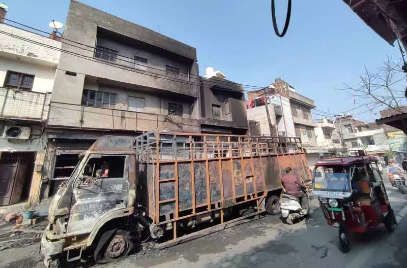 पार्क किए गए CNG ट्रक में आग लगने से सिलेंडर फटने से दहशत फैल गई पार्क किए गए CNG ट्रक में आग लगने से सिलेंडर फटने से दहशत फैल गई
