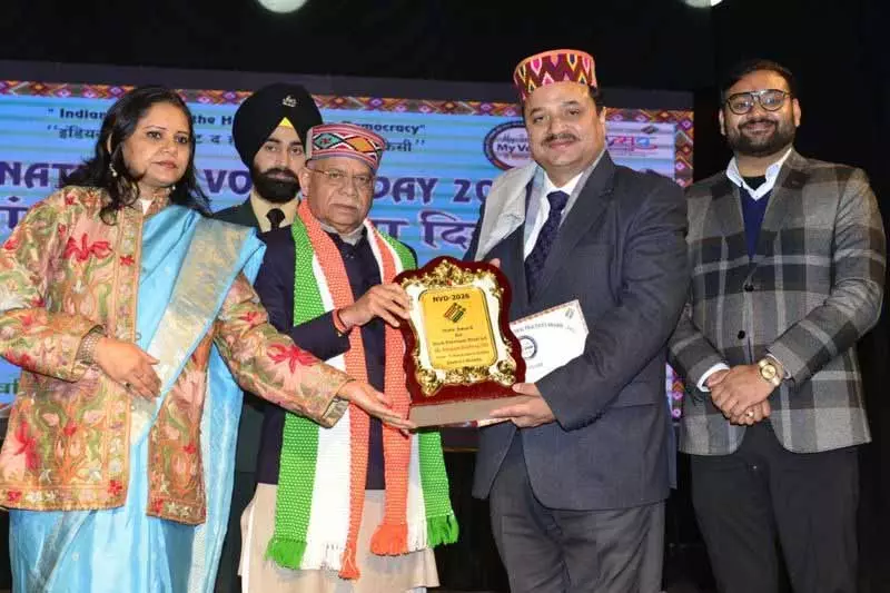 राज्यपाल ने क्षमता निर्माण के प्रयासों के लिए Shimla के डीसी को सम्मानित किया राज्यपाल ने क्षमता निर्माण के प्रयासों के लिए Shimla के डीसी को सम्मानित किया