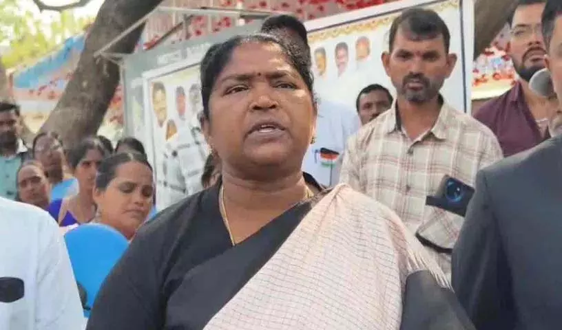 हम खाना गिनकर मेडाराम मेले के पास नहीं बांट सकते: Minister Seethakka हम खाना गिनकर मेडाराम मेले के पास नहीं बांट सकते: Minister Seethakka