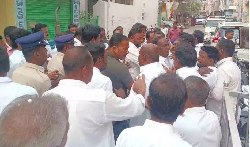 कांग्रेस नेता भड़के, BRS विधायक कोथा प्रभाकर रेड्डी पर हमला करने की कोशिश की कांग्रेस नेता भड़के, BRS विधायक कोथा प्रभाकर रेड्डी पर हमला करने की कोशिश की