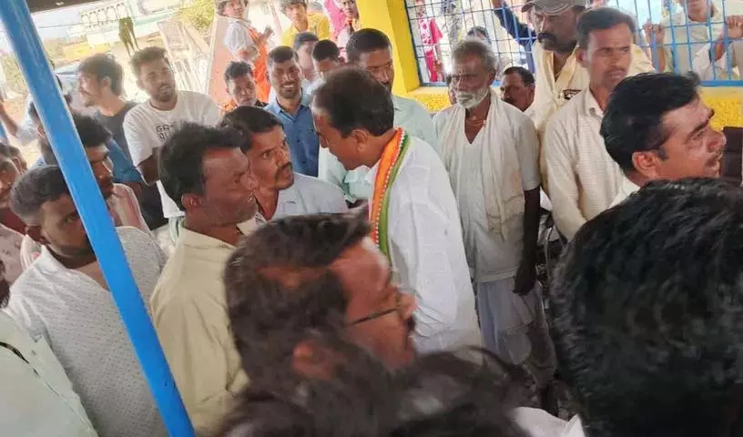 Gram Sabha में कांग्रेस और बीजेपी नेताओं के बीच झड़प Gram Sabha में कांग्रेस और बीजेपी नेताओं के बीच झड़प