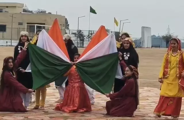 Srinagar: गणतंत्र दिवस पर जम्मू-कश्मीर में उत्साह Srinagar: गणतंत्र दिवस पर जम्मू-कश्मीर में उत्साह