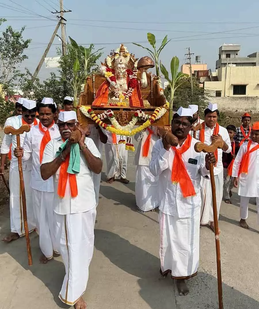 Vijayapura : अंजनेय की रजत महोत्सव मूर्ति की भव्य शोभा यात्रा Vijayapura : अंजनेय की रजत महोत्सव मूर्ति की भव्य शोभा यात्रा