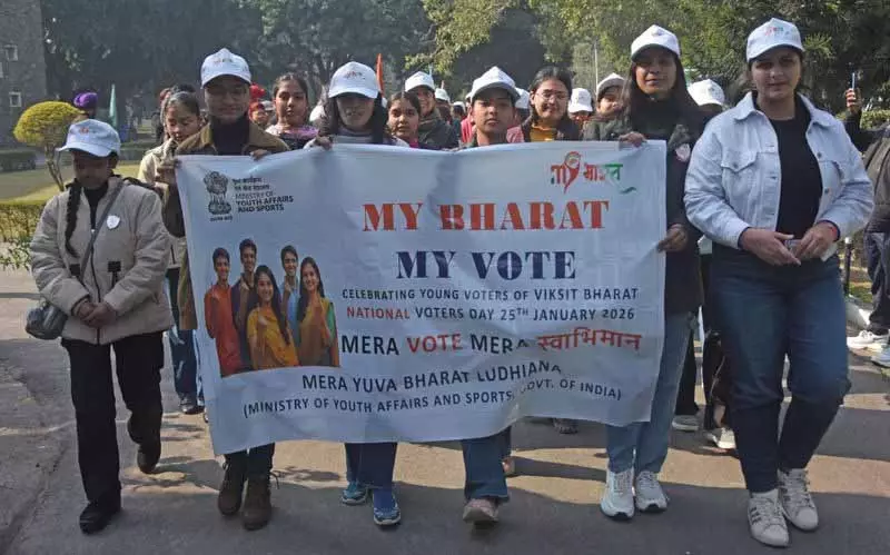 Ludhiana के अधिकारियों ने युवाओं से लोकतंत्र की रक्षा के लिए अपने मताधिकार का प्रयोग करने का आग्रह किया Ludhiana के अधिकारियों ने युवाओं से लोकतंत्र की रक्षा के लिए अपने मताधिकार का प्रयोग करने का आग्रह किया