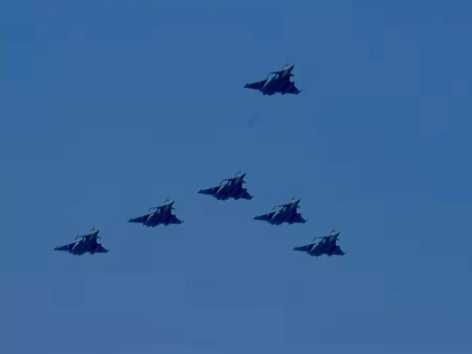 भारतीय वायु सेना के Rafale और सुखोई ने गणतंत्र दिवस पर आसमान में शानदार करतब दिखाए भारतीय वायु सेना के Rafale और सुखोई ने गणतंत्र दिवस पर आसमान में शानदार करतब दिखाए