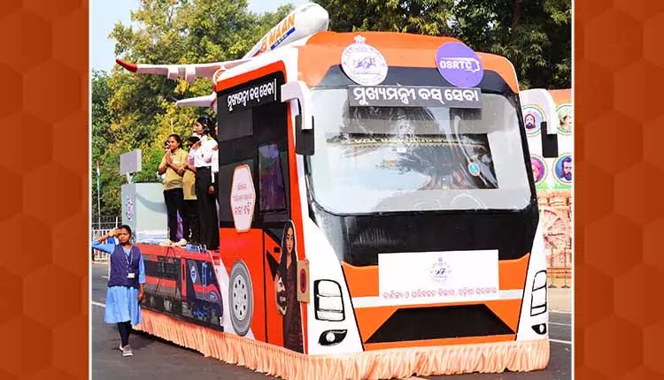 Odisha की झांकी में सुंदरगढ़ की महिला लोको पायलट की यात्रा दिखाई गई Odisha की झांकी में सुंदरगढ़ की महिला लोको पायलट की यात्रा दिखाई गई