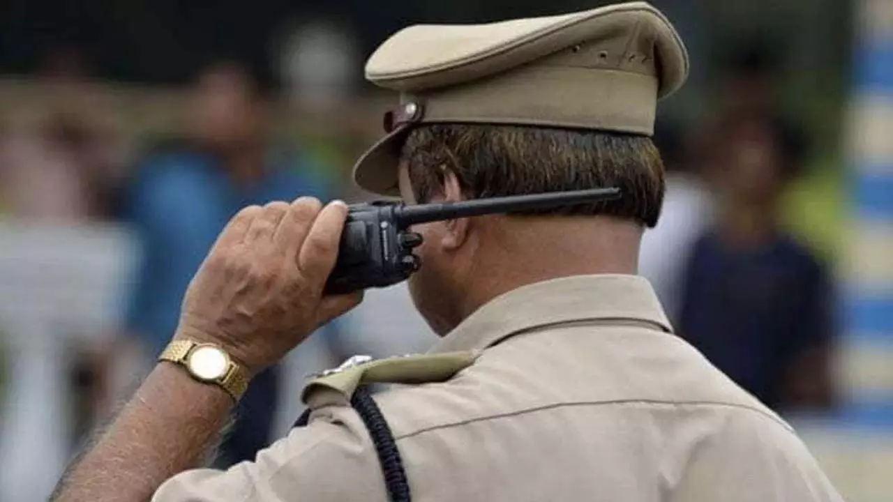 खाकी का खौफ हुआ खत्म...ट्रैफिक पुलिस हवलदार के साथ बेरहमी से मारपीट खाकी का खौफ हुआ खत्म...ट्रैफिक पुलिस हवलदार के साथ बेरहमी से मारपीट