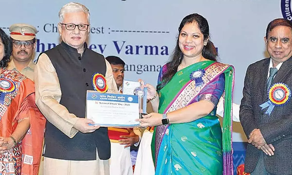 Karimnagar कलेक्टर ने बेहतरीन चुनाव प्रबंधन के लिए राज्य सम्मान जीता Karimnagar कलेक्टर ने बेहतरीन चुनाव प्रबंधन के लिए राज्य सम्मान जीता