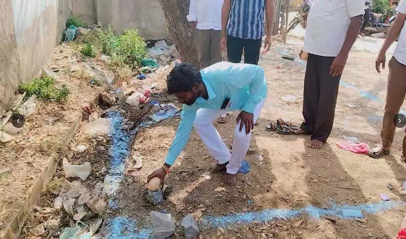 गांव के सरपंच ने Tungaturthi में सार्वजनिक शौचालयों की नींव रखी गांव के सरपंच ने Tungaturthi में सार्वजनिक शौचालयों की नींव रखी