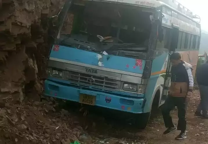 Uttarkashi: यमुनोत्री राजमार्ग पर बस पर गिरा पत्थर Uttarkashi: यमुनोत्री राजमार्ग पर बस पर गिरा पत्थर