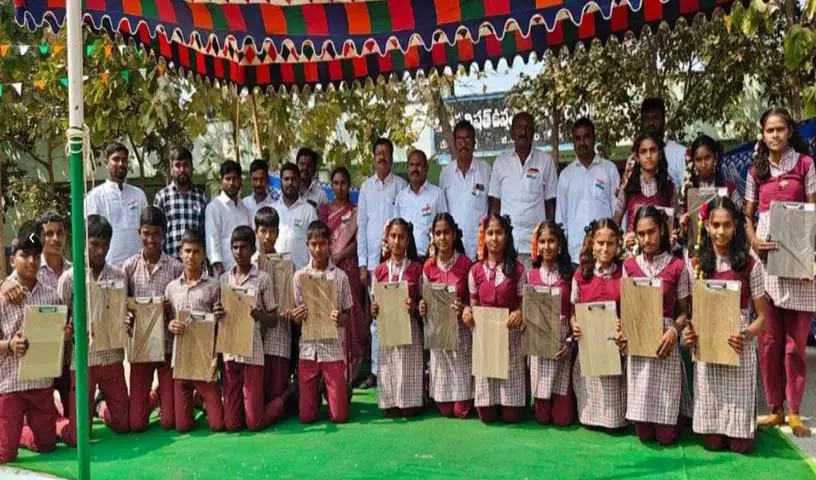 सरपंच ने अन्नाराम में कक्षा 10 के छात्रों को Exam Pad बांटे सरपंच ने अन्नाराम में कक्षा 10 के छात्रों को Exam Pad बांटे