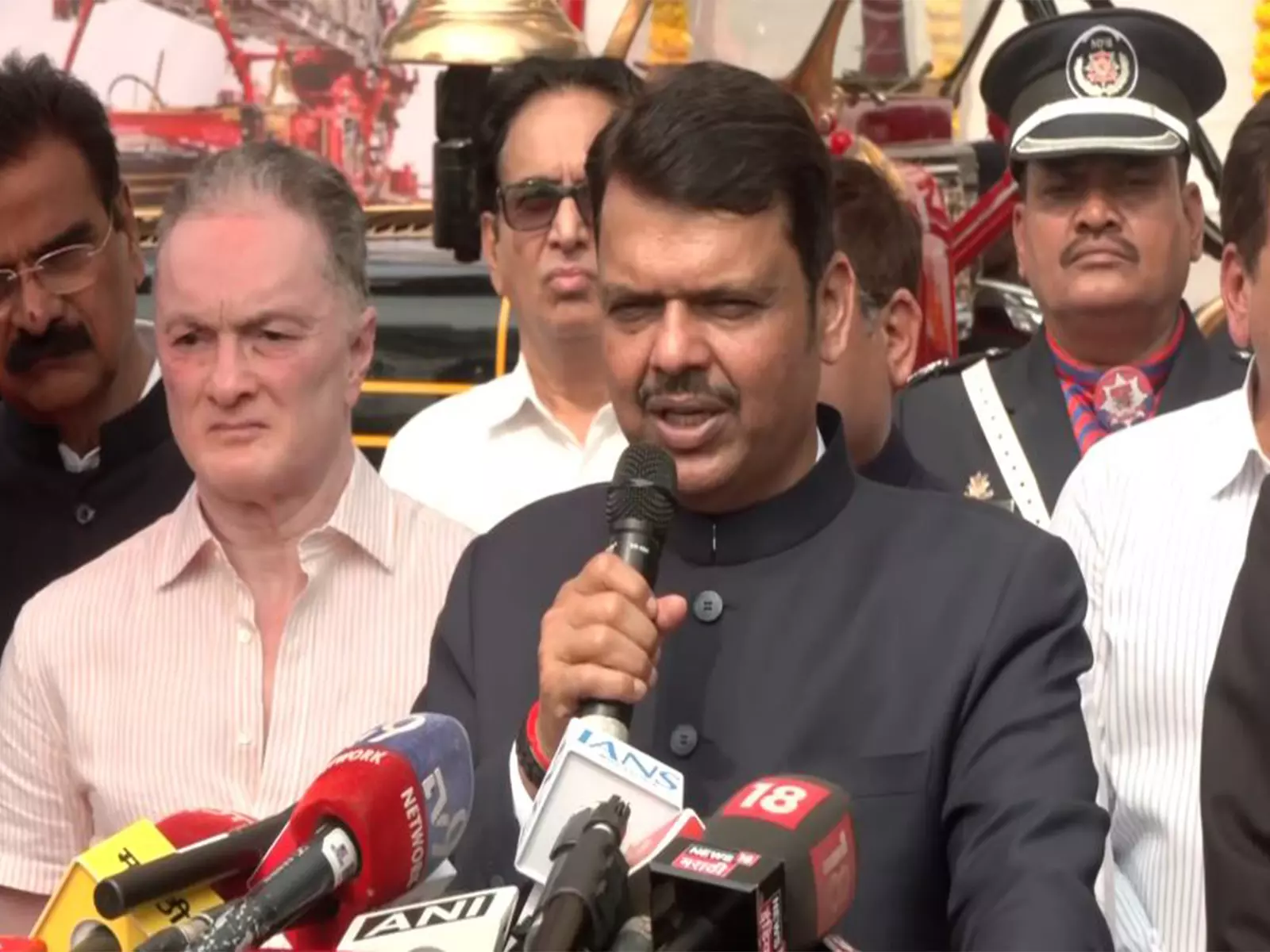 Fadnavis ने पूर्व राज्यपाल कोश्यारी को पद्म भूषण दिए जाने की आलोचना करने वाले संजय राउत को करारा जवाब दिया Fadnavis ने पूर्व राज्यपाल कोश्यारी को पद्म भूषण दिए जाने की आलोचना करने वाले संजय राउत को करारा जवाब दिया