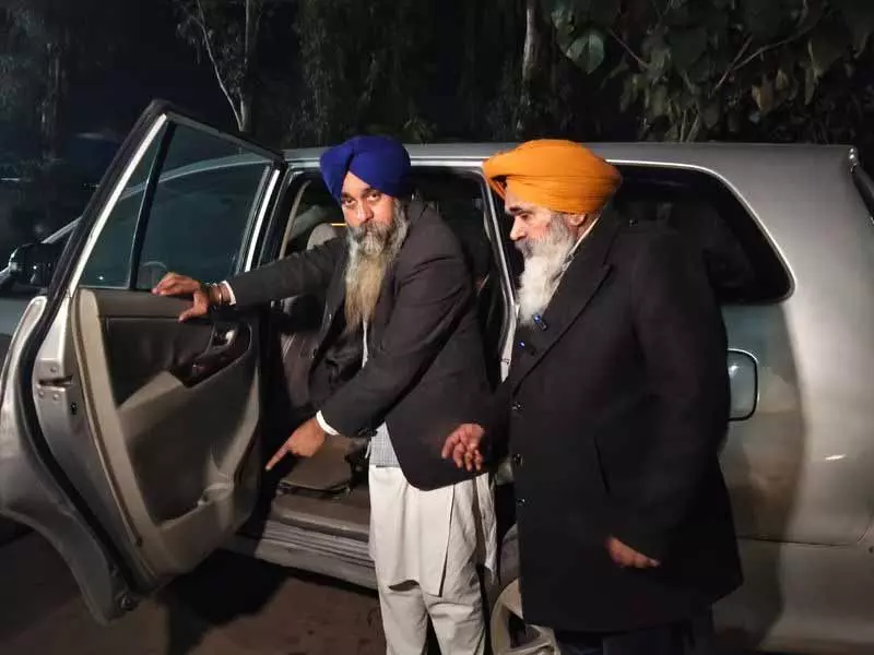 Akali Dal वारिस पंजाब दे कार्यकर्ता बाल-बाल बचे, गोली कार में लगी Akali Dal वारिस पंजाब दे कार्यकर्ता बाल-बाल बचे, गोली कार में लगी