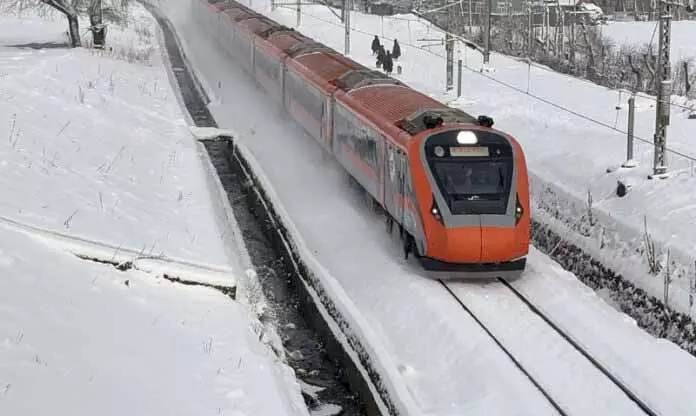 Kashmir में बर्फबारी, बारिश, ट्रेन सेवाएं बहाल Kashmir में बर्फबारी, बारिश, ट्रेन सेवाएं बहाल