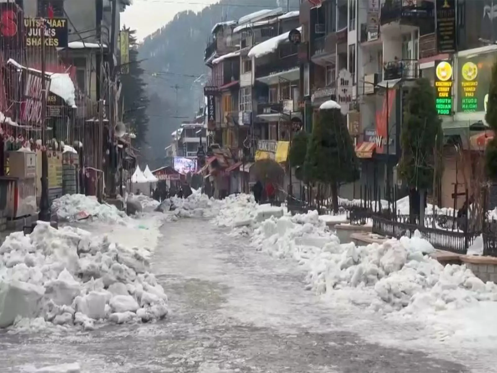 भारी बर्फबारी के कारण Manali में पर्यटकों को यातायात जाम का सामना करना पड़ रहा भारी बर्फबारी के कारण Manali में पर्यटकों को यातायात जाम का सामना करना पड़ रहा